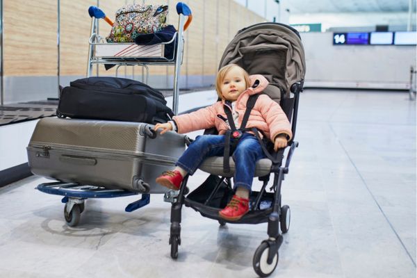 Inchecken voor een vlucht met extra bagage voor je kind